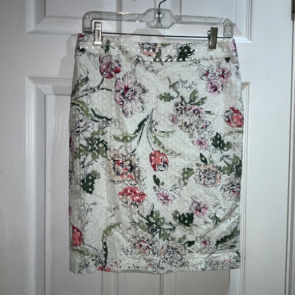 Ann Taylor eyelet lace floral pencil skirt Sz 4 lined back slit - Picture 1 of 7